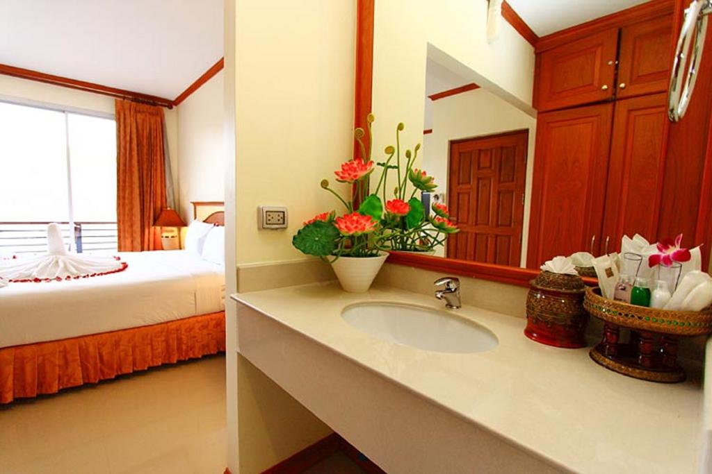 The Orchid House 2*