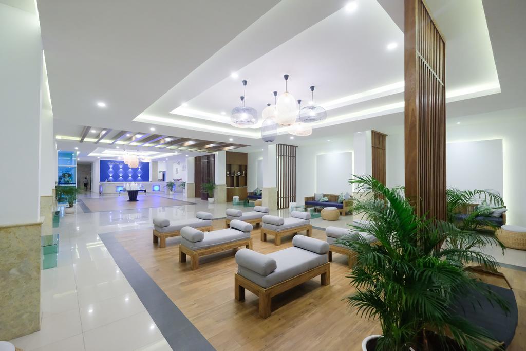 Chalong Beach Hotel & Spa 4*