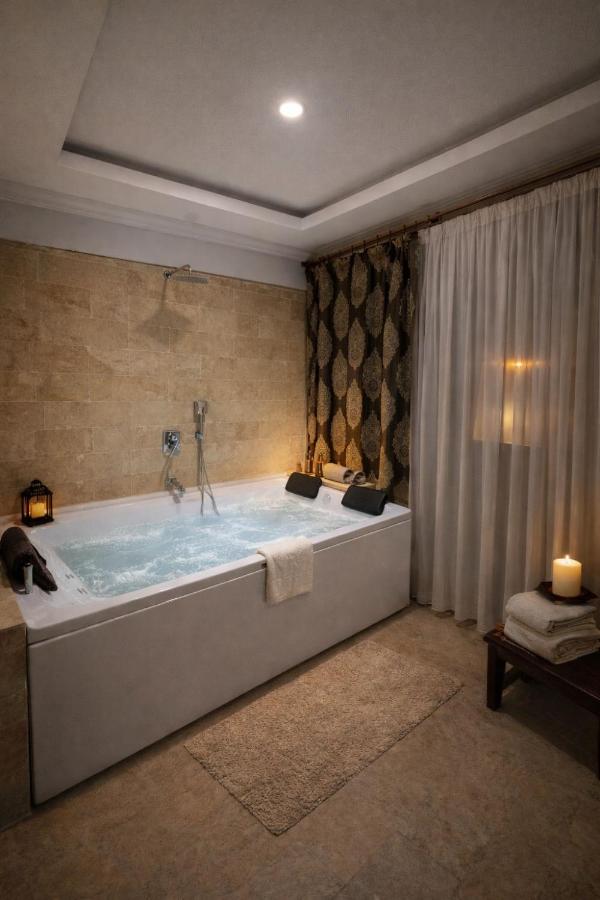Whitestone Hotel, фото 2
