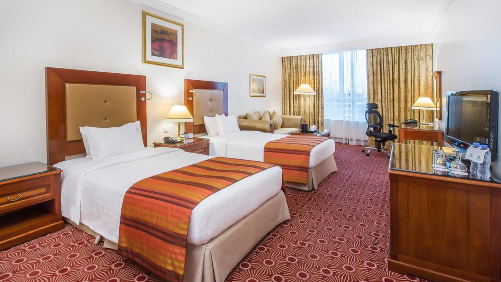Holiday Inn Bur Dubai - Embassy District 4*