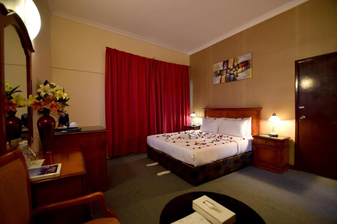 Nejoum Al Emarat 3*