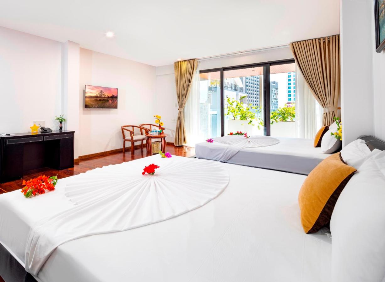 The Summer Hotel 3*