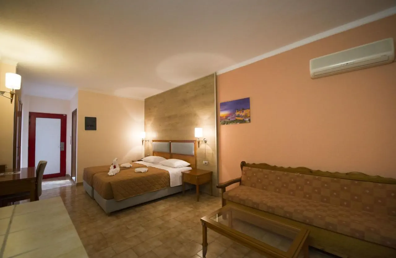 Sandys Studios & Log Villas 2*, фото 11
