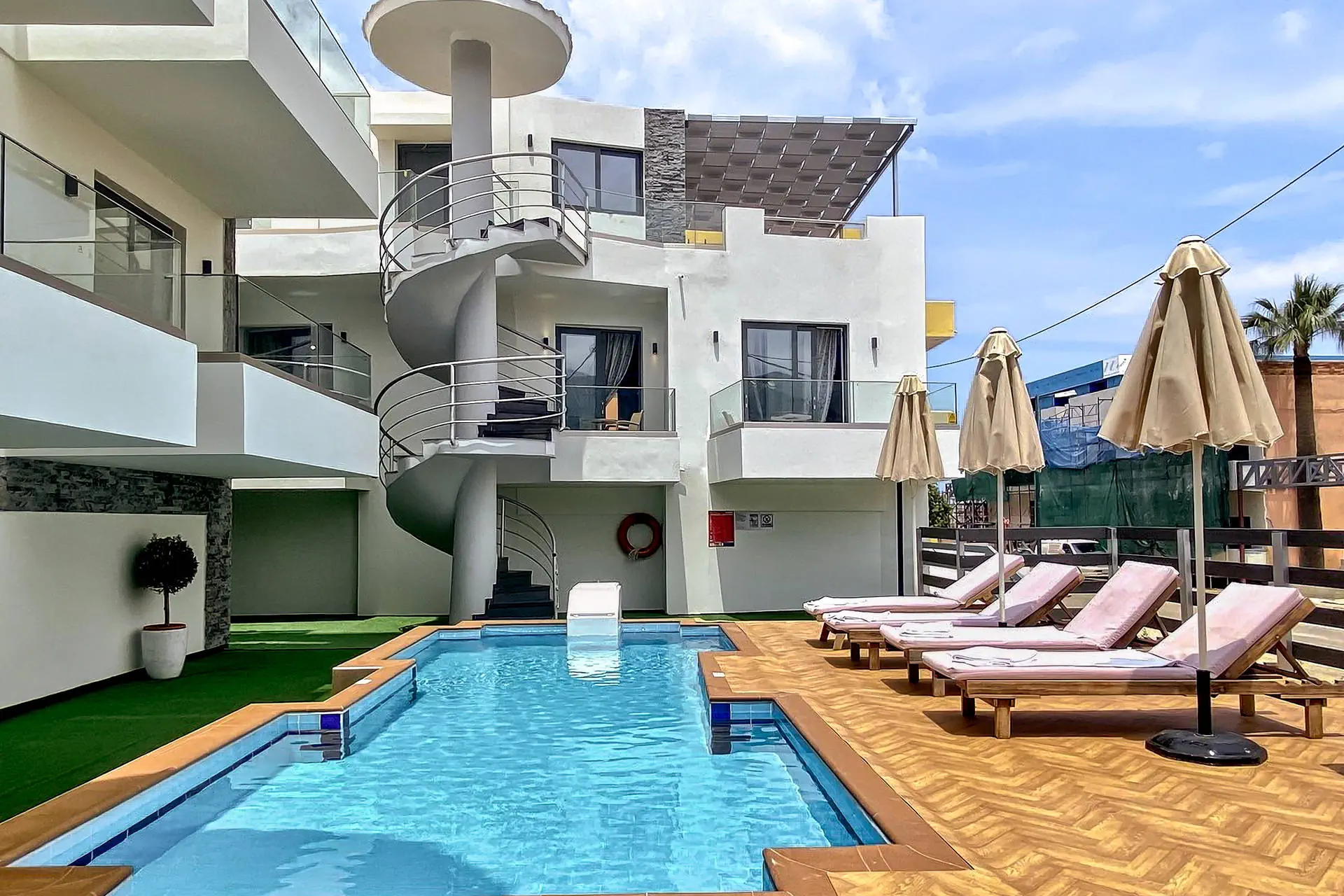 Romanias Apartments 4*