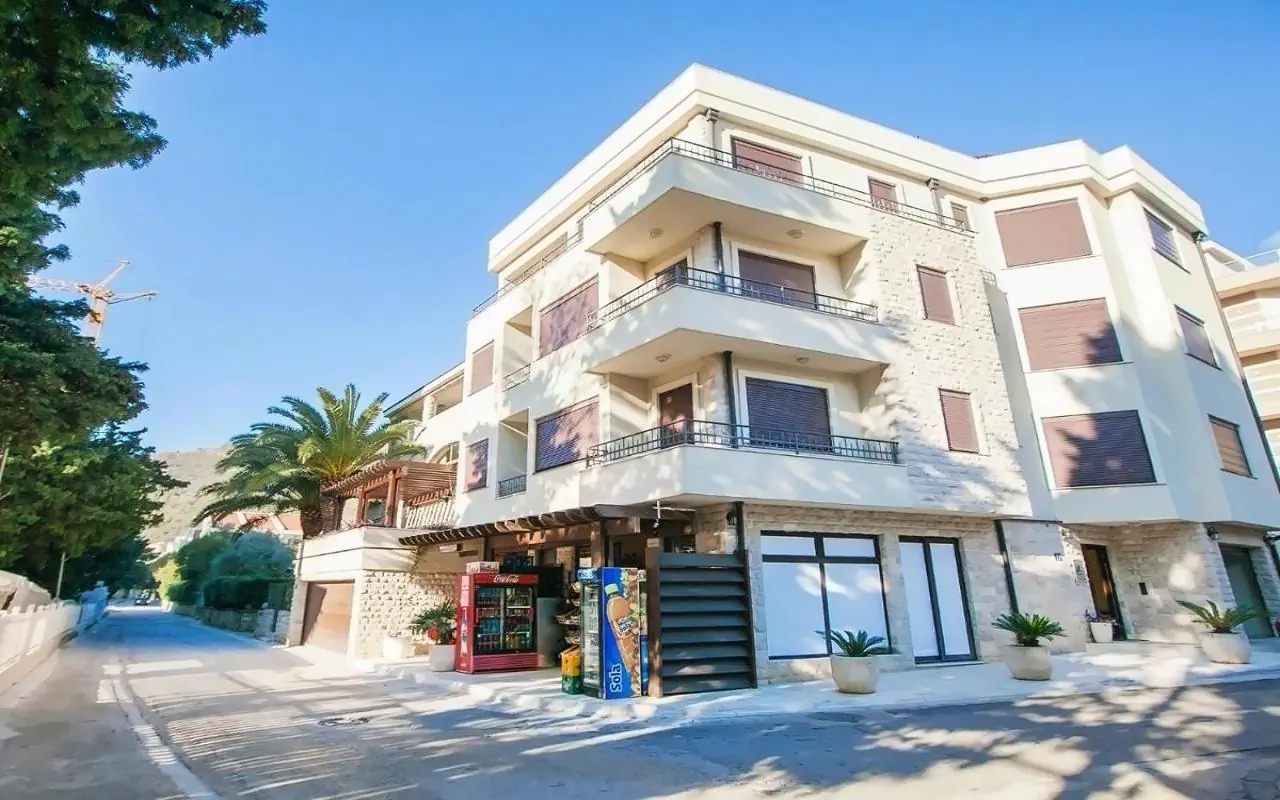 Apartments Azur 4*