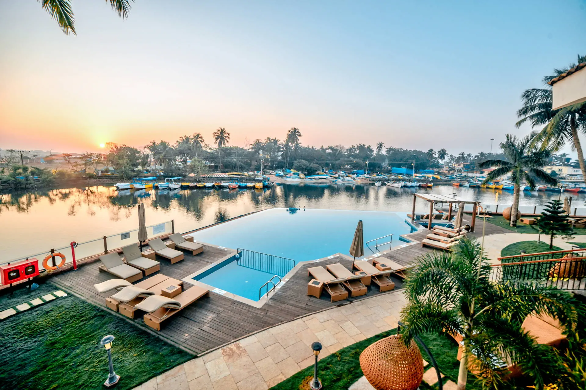 Acron Waterfront Resort, фото 1