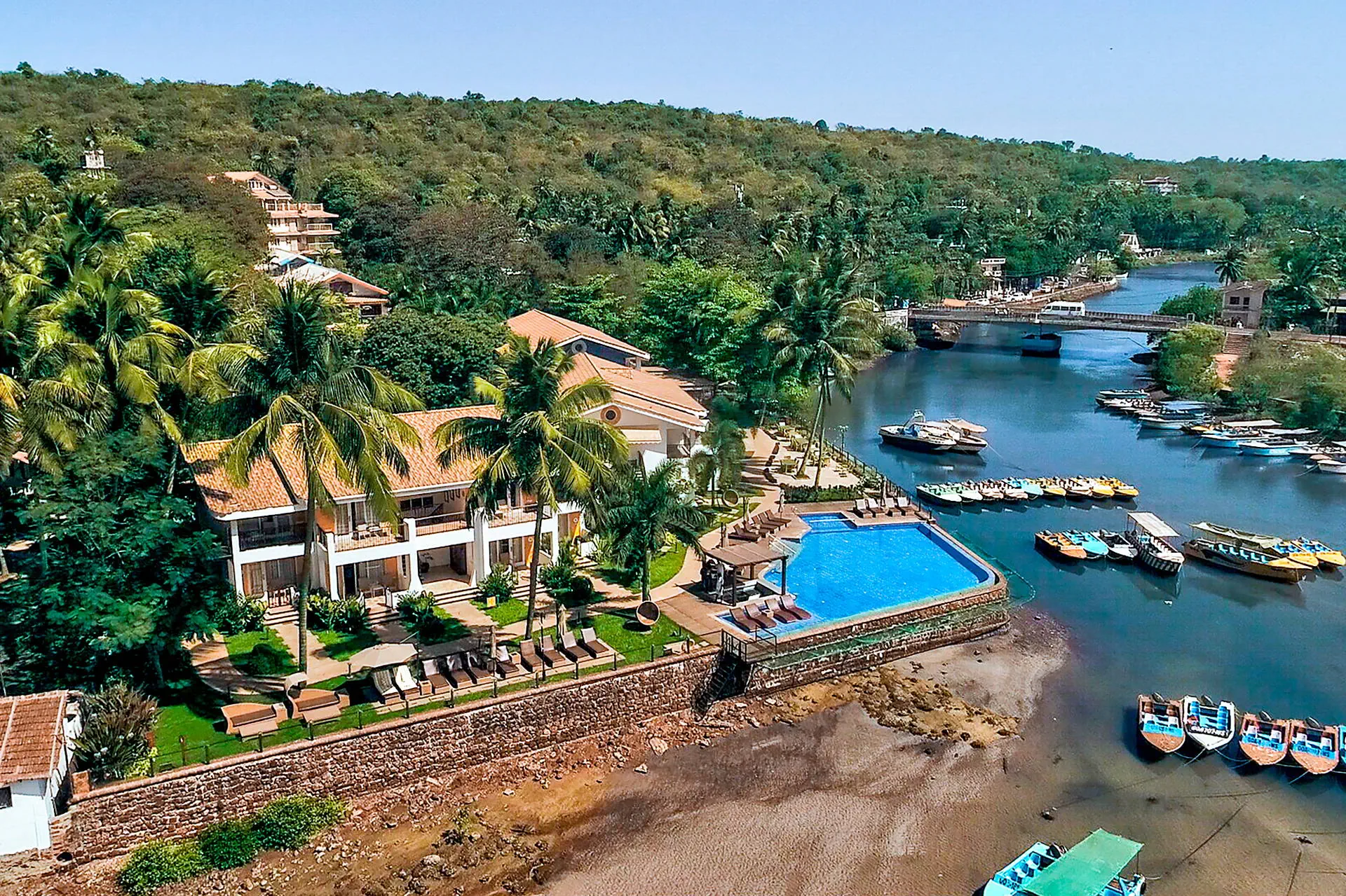 Acron Waterfront Resort, фото 7