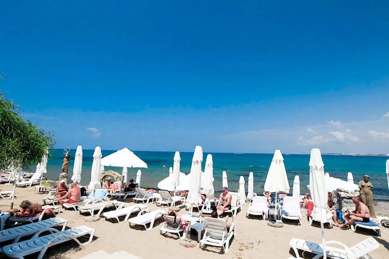 Leda Beach 2*
