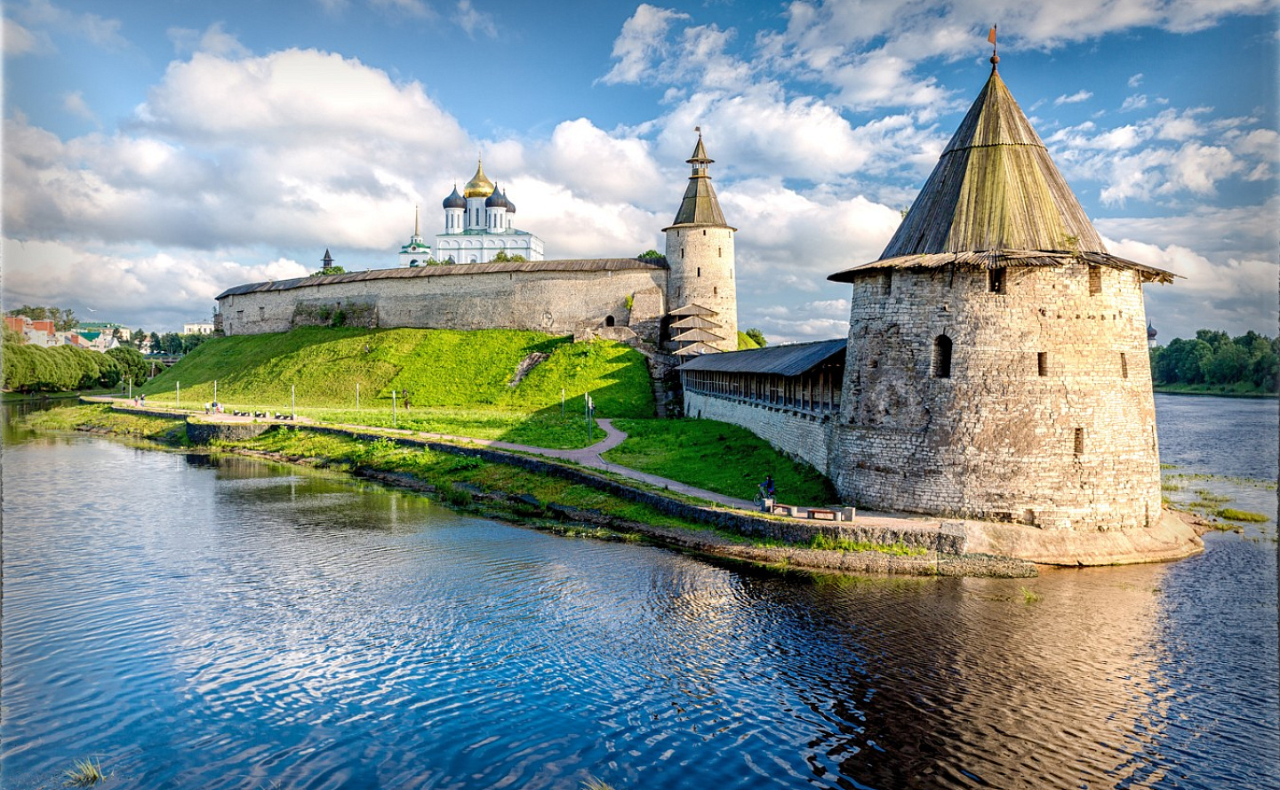 Золотые краски Пскова: Пушкинские горы, Псков и Печоры main photo